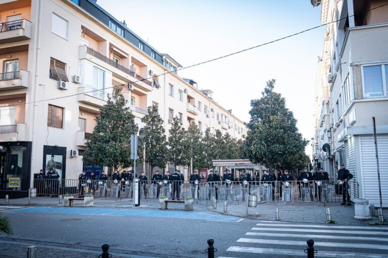 Blokiran centar Podgorice, vjernici ispred Hrama