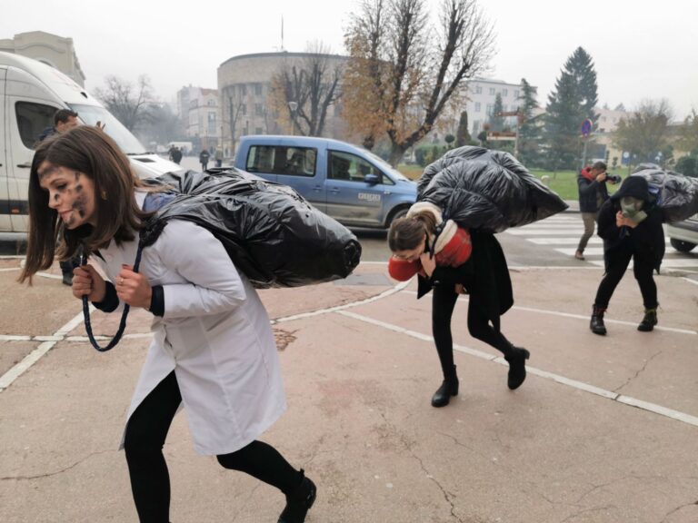 Ljudi sa crnim vrećama i gas maskama u centru Banjaluke poručili: “Oslobodite nas uglja!”