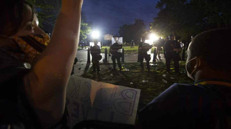 Stotine hiljada demonstranata širom SAD-a, u Nju Jorku se sukobili s policijom