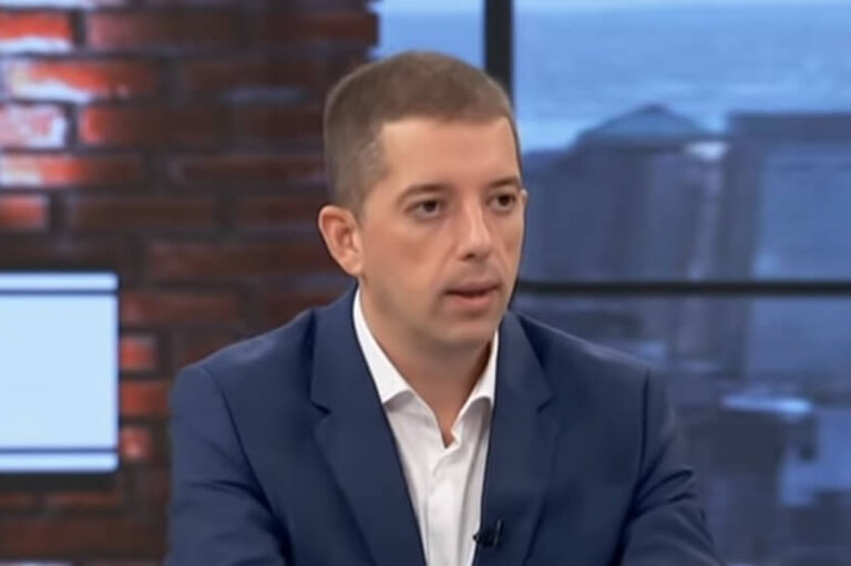 “Sram Vas bilo!”: Marko Đurić odgovorio Mariji Zaharovoj zbog jedne slike na Fejsbuku