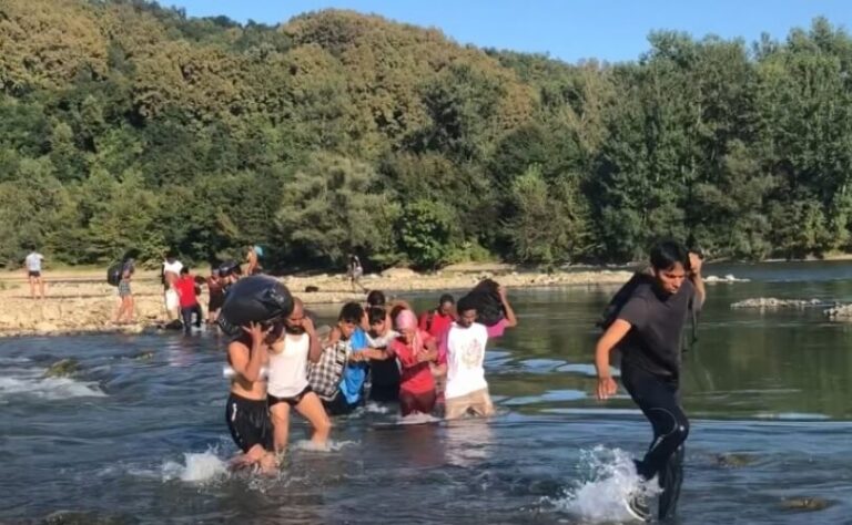 ŽURNAL NA DRINI (VIDEO): Srbijanska policija pomaže migrantima da pređu na teritoriju BiH!