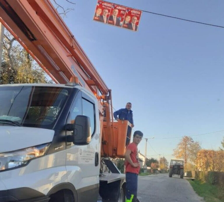 Plakate SNSD-a postavljaju radnici Elektrokrajine!