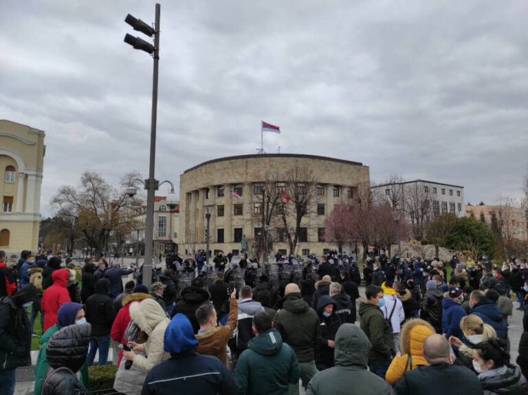 Protest ugostitelja ispred zgrade Palate Republike Srpske