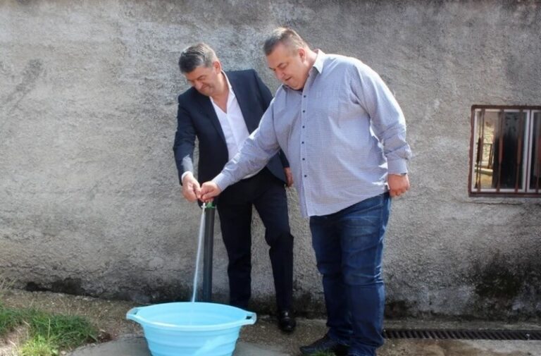 The former mayor illegally brought water to his house at the expense of the citizens