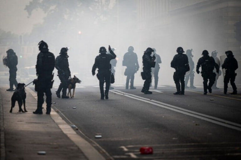 Policija blokirala ulaz u Pariz: Oklopnim vozilima na hiljade demonstranata