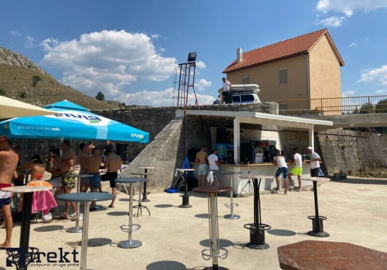 Gacko: Plažni bar naslonili na kulturno-istorijski spomenik, a struju “pozajmljuju” od RiTE