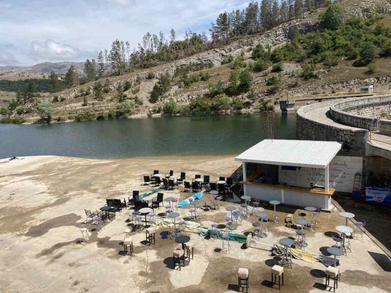 Jači od države, ali ne i od kiše- osvježenje zatvorilo plažni bar na Klinju