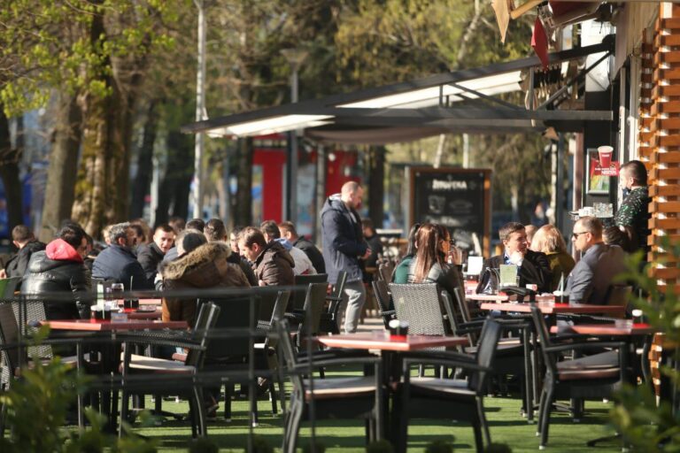 Svaki drugi kafić u Banjaluci nema dozvolu za baštu!