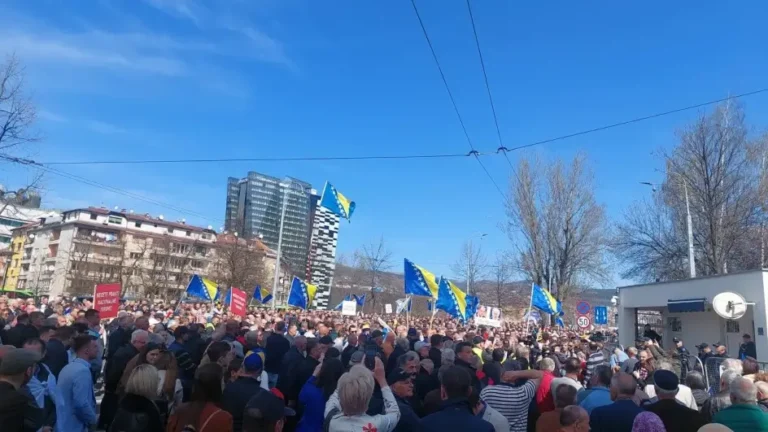 Više hiljada ljudi ispred OHR-a traži ostavku Šmita