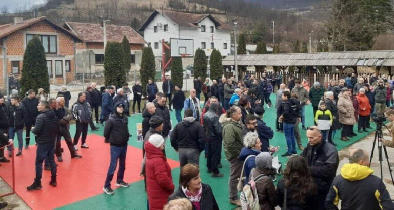 AKTIVISTI TVRDE DA NAČELNICA OPŠTINE JEZERO POMAŽE “LYKOS”-U DA LAŽNIM ANKETAMA PROVODI KAMPANJU ZA NASTAVAK GEOLOŠKIH ISTRAŽIVANJA