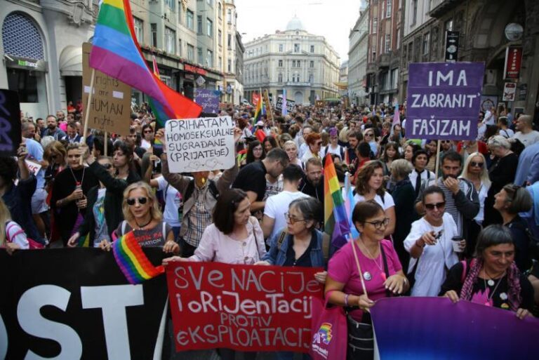 Huligani tukli novinare i LGBT aktiviste