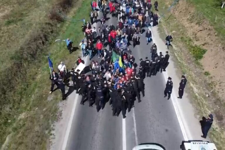 Zenički rudari probili policijske barikade: “Moja djeca nemaju šta jesti”