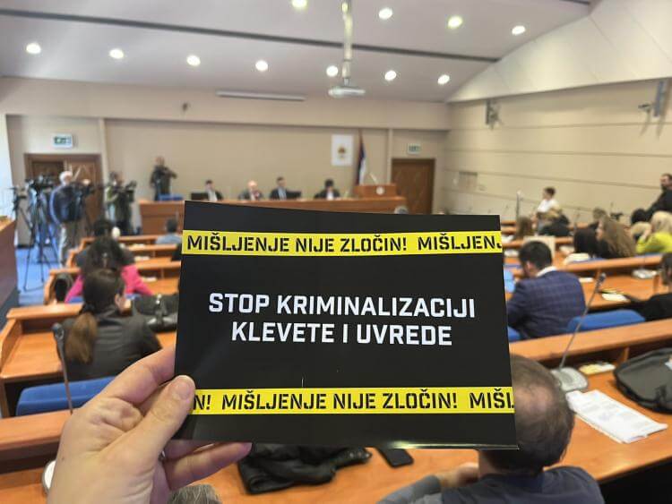 Čekajući Šmita ili “višu silu”: Opozicija protiv kriminalizacije klevete