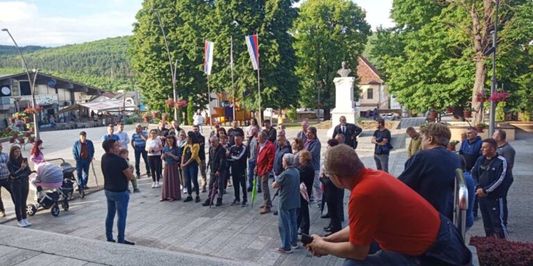 Održan protest protiv geoloških istraživanja u Mrkonjić Gradu: “Načelnik i skupštinska većina su nas prevarili”