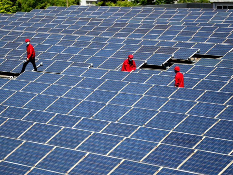 I SUNCE NA ČEKANJU Kada muškarci u kafanama više razgovaraju o proizvodnji solarne energije nego o fudbalu nešto nije dobro