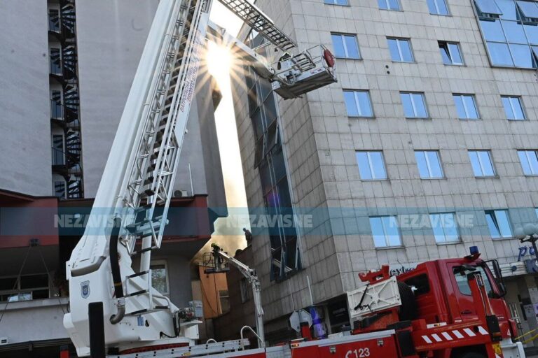 Ugašen požar u “Elektrokrajini” i hotelu “Bosna”, šteta velika