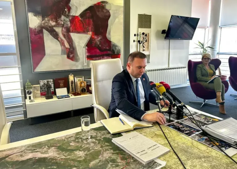 Following our text about the Memorial complex the city mayor Ljubiša Ćosić held a press conference, he neither denied anything nor answered our questions