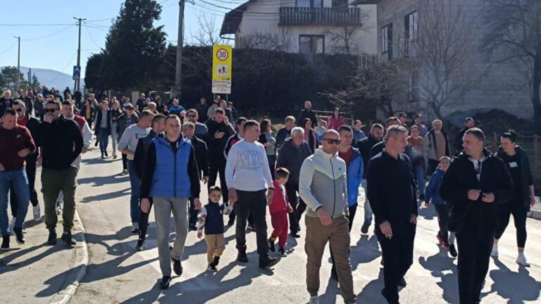 ŠIPOVO Građani protestovali zbog problema otpadne piljevine, lokalna vlast i inspekcije ignorišu problem