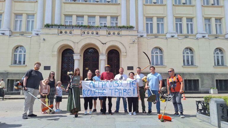 Članovi Restarta u akciji košenja trave u Banjaluci