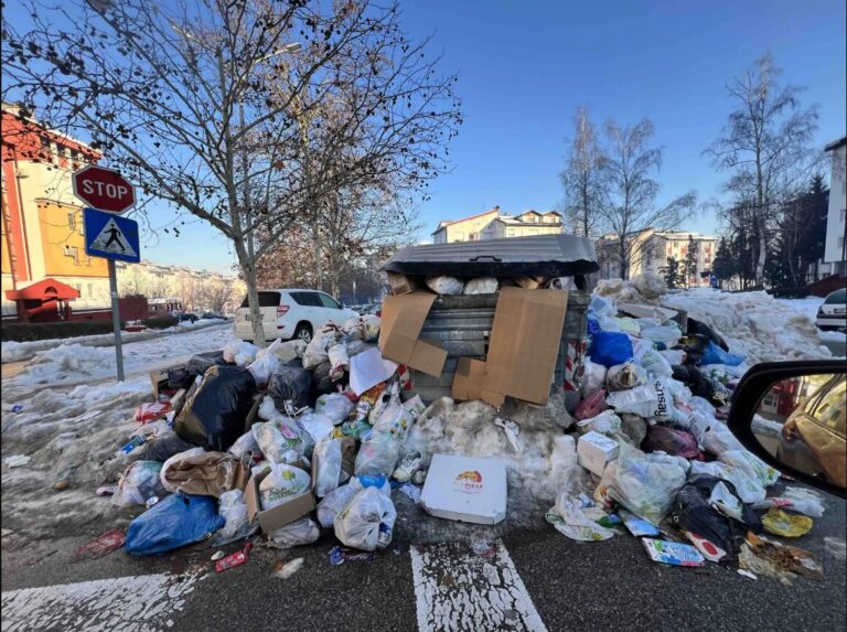 Alarmantno u Banjaluci: Grad zatrpan smećem, trotoari okovani ledom