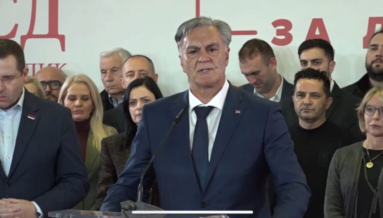 Grubo kršenje Zakona o policiji! Kusturić uz Dodika u izbornoj noći. Nema reakcije.