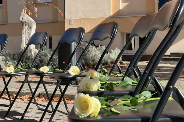 Banjalučani odali počast u kampusu: 16 bijelih ruža za žrtve pada nadstrešnice