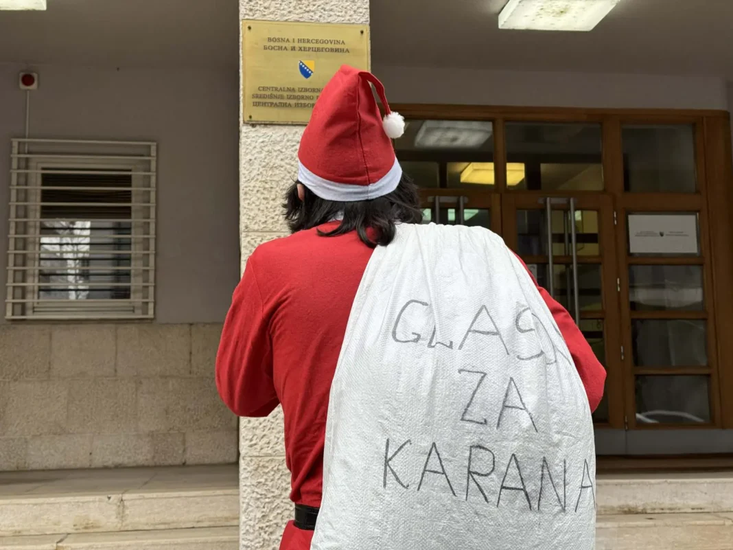 “Deda Mraz” Centralnoj izbornoj komisiji donio džak glasova za dječaka Sinišu