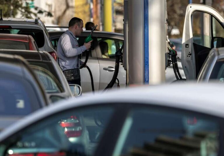 „ĆUTI, MOŽE I GORE“ Apatija postala opasnija od inflacije, lakše nam je čekati u redu za gorivo nego za protest