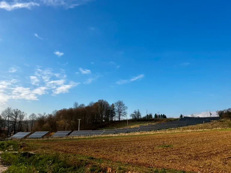 Solari u vlasništvu političara ekspresno dobijaju dozvole, državni na čekanju