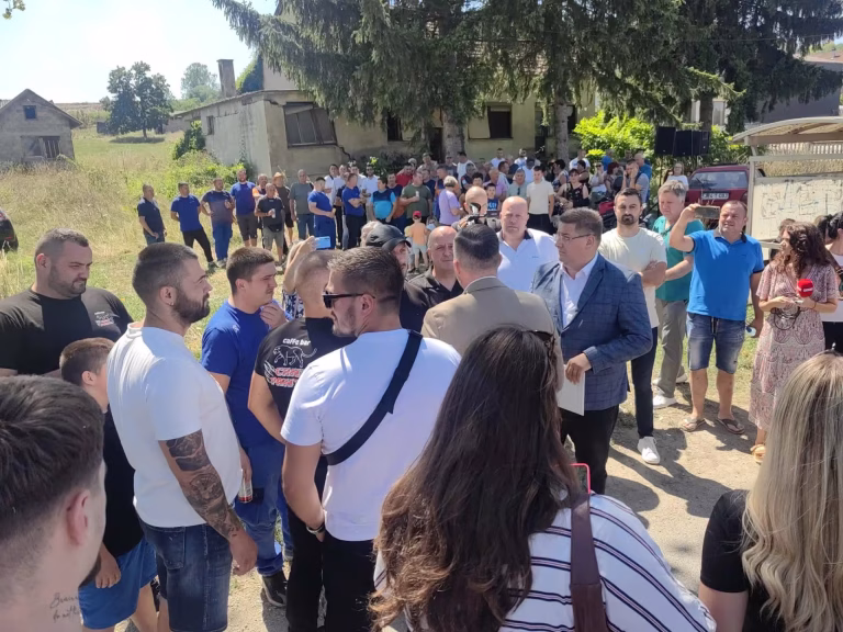 Protest zbog deponije i nestašice vode u toku: Mještani Ramića i Dragočaja traže hitna rješenja (FOTO)