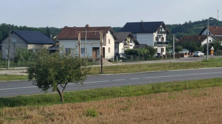 Sadržaj bilborda u Podnovlju itekako “boli”: Pod okriljem noći skinut poziv na izvršenje presude Vrhovnog suda RS