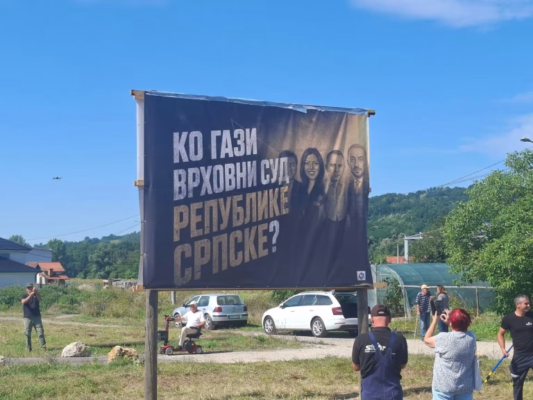 “Ko ima smjelost da gazi odluke suda?”: U Podnovlju se nastavlja borba protiv spornih solarnih elektrana i pritisaka na građane