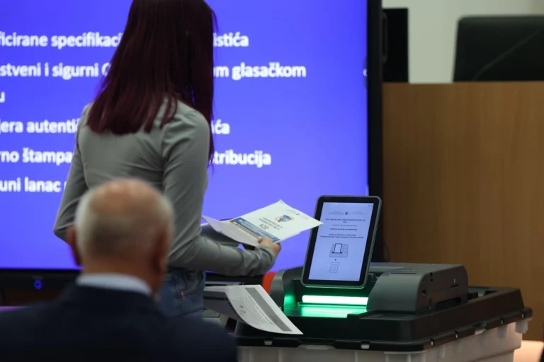 Glasanje sa dva listića trajalo više od 40 sekundi, koliko će trajati sa šest i sedam listića?