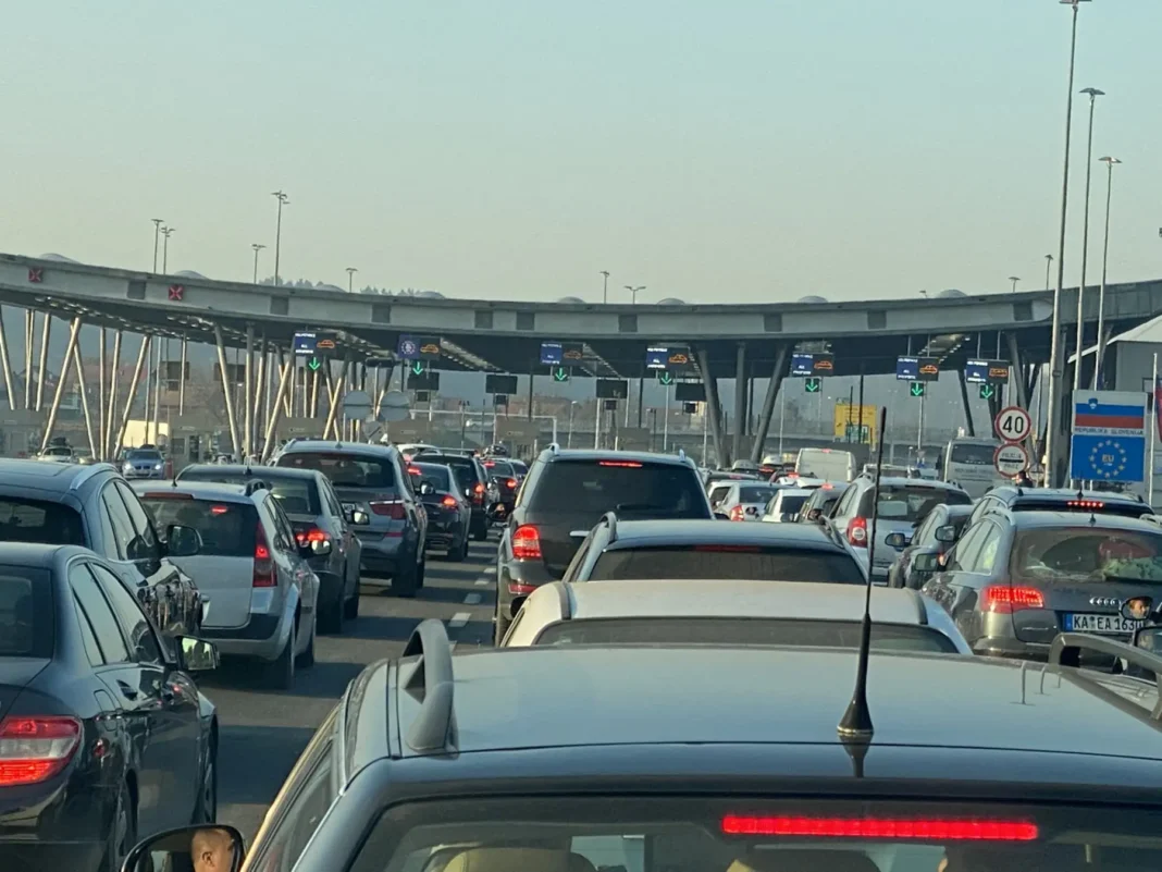 DUGE КOLONE VOZILA NA IZLAZU IZ BiH