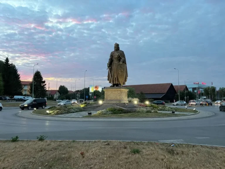 Počele pripreme za spomenik knezu Lazaru visokom osam metara: Kružni tok kod „Lesnine“ ograđen, radovi vrijedni 1,7 miliona KM (FOTO)